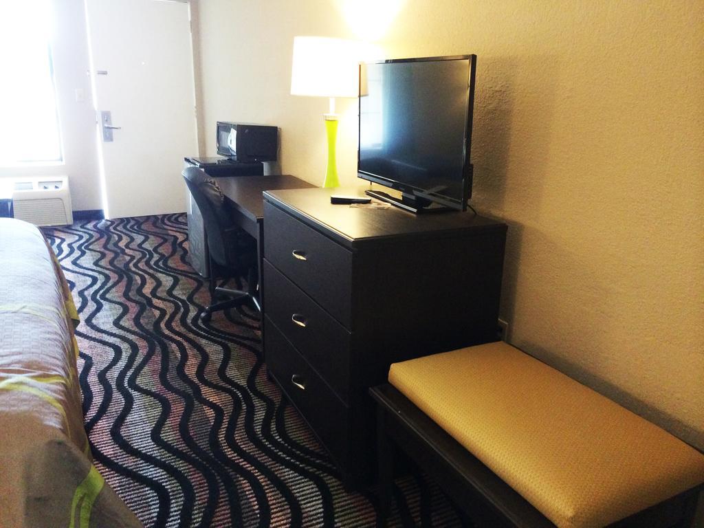 Super 8 by Wyndham Lakeland Bagian luar foto