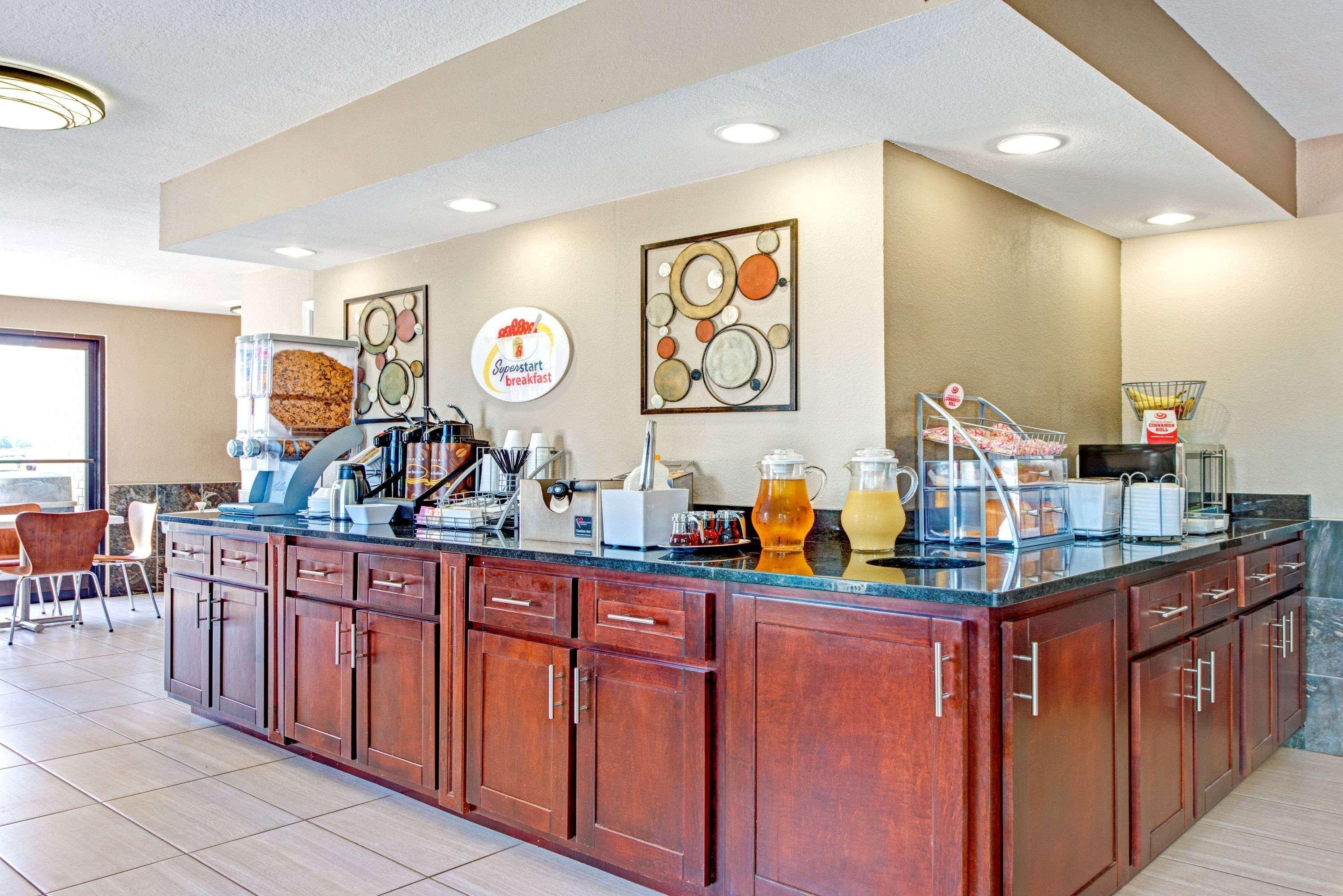 Super 8 by Wyndham Lakeland Bagian luar foto